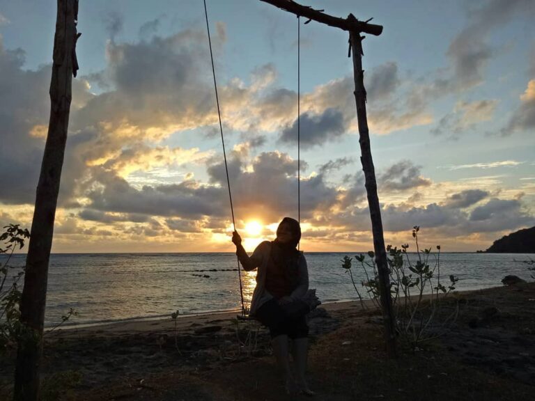 Pantai Mayangkara: Surga Tersembunyi di Pulau Bawean